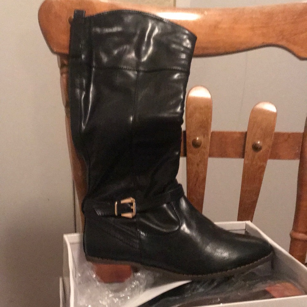 Black boots with leopard print inside